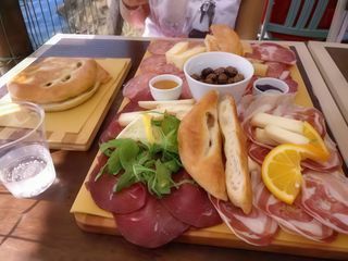 Tagliere con salumi e formaggi (con focaccia)