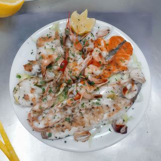 Misto di pesce alla griglia con contorno