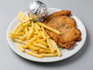 Cotoletta alla milanese con patatine fritte