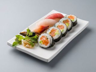 Pokè sushi club roll