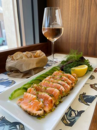 Tataki di salmone con carpaccio di zucchine e salsa al peperone