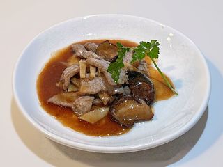 A42. MANZO CON FUNGHI E BAMBU 