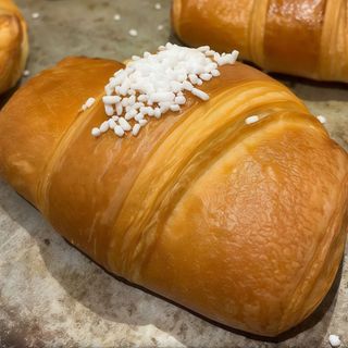 Cornetto sfoglia con crema e amarena