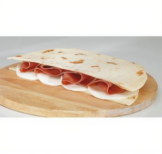 Piadina con crudo e mozzarella
