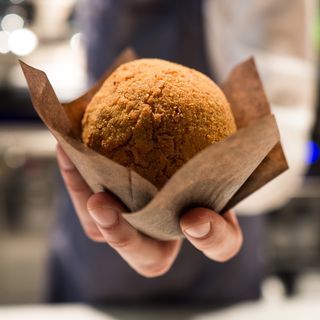 Arancina con zucca, taleggio e nocciole