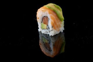 Rainbow salmone e avocado - 8 pezzi