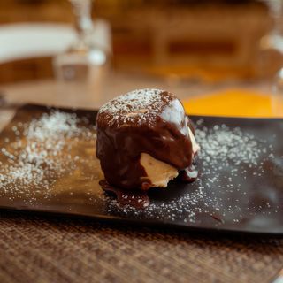 Parfait di mandorle con cioccolata calda