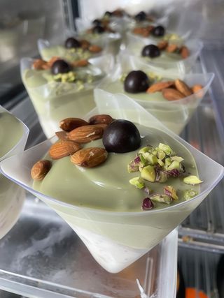 Parfait di mandorle con mouse di pistacchio