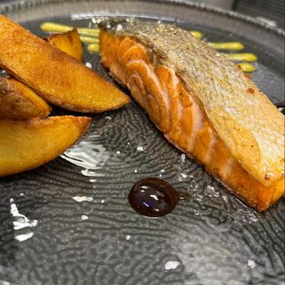 Trancio di Salmone con patate al forno