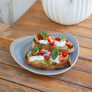 Avocado, burrata, pomodorini, basilico, semi di chia