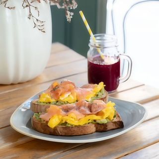 Avocado, uova strapazzate e salmone