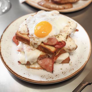 Croque-madame con pecorino, prosciutto cotto e uovo