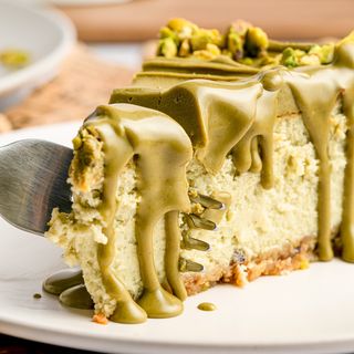 New York Cheesecake Cioccolato Bianco e Pistacchio con vele di Pistacchio