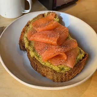 Avocado toast con Avocado, salmone e semi di chia