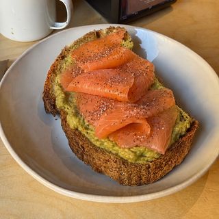 Avocado toast con Avocado, salmone e semi di chia