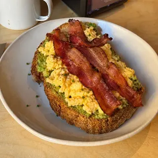 Avocado toast con avocado, uova strapazzate e pancetta