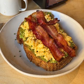 Avocado toast con avocado, uova strapazzate e pancetta