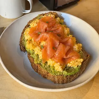 Avocado toast con avocado, uova strapazzate e salmone