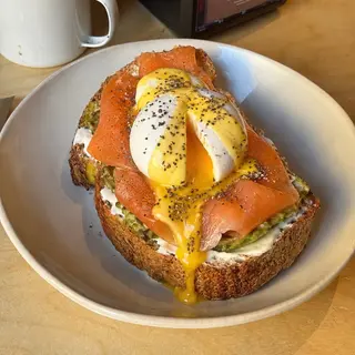 Avocado toast con Philadelphia, avocado, salmone, uovo in camicia e salsa olandese
