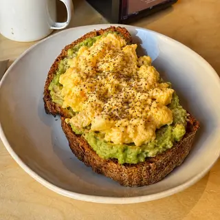 Avocado toast con avocado, uova strapazzate e semi di chia