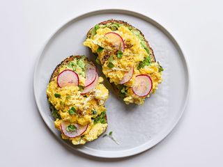 Avocado, uova strapazzate e semi di chia