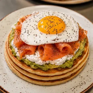 Pancake Salmone, Philadelhia, salmone affumicato, avocado e uovo all' occhio di bue