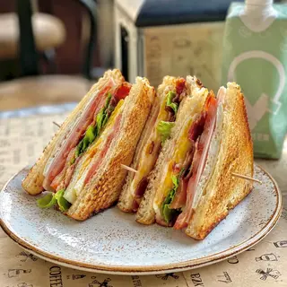 Club Sandwich con Prosciutto cotto, pomodorini, misticanza, pancetta, uovo e pecorino