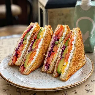 Club Sandwich con Philadelphia, cavolo viola, pomodorini, avocado, salmone e uovo