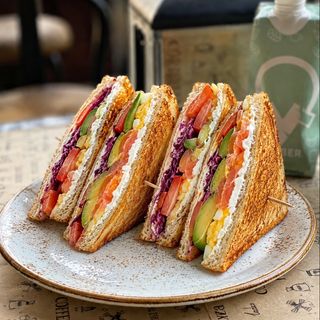 Club Sandwich con Philadelphia, cavolo viola, pomodorini, avocado, salmone e uovo