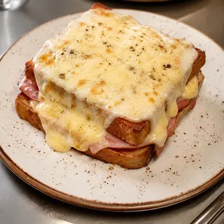 Croque-monsieur con pecorino e prosciutto cotto