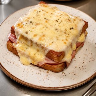 Croque-monsieur con pecorino e prosciutto cotto