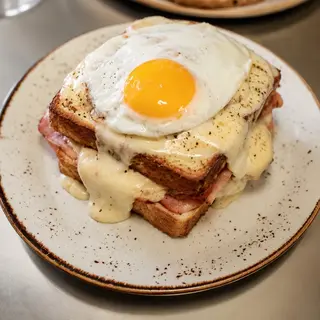 Croque-madame con pecorino, prosciutto cotto e uovo