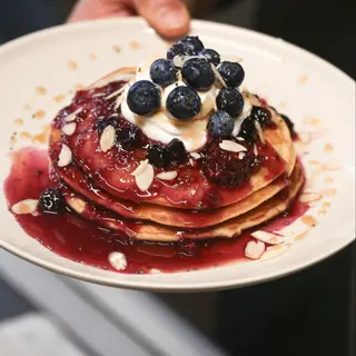 Pancake con Yoghurt greco, marmellata di more, mirtilli e mueslie