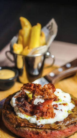 Hamburger burrata Pugliese e bacon croccante 