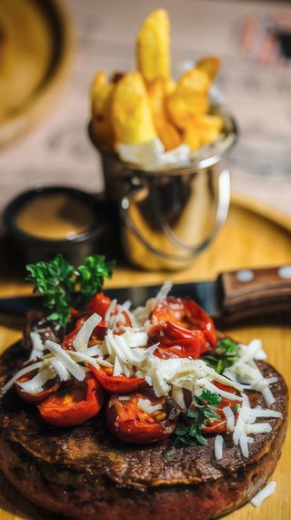 Hamburger pomodori confit ricotta salata e timo