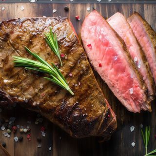 Tagliata di controfiletto con scaglie di parmigiano, pachino e rughetta
