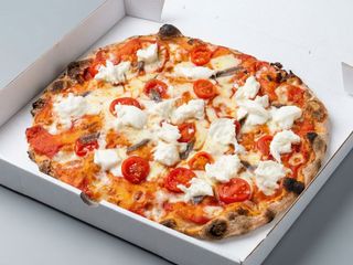 Pizza bufala con alici e pachino