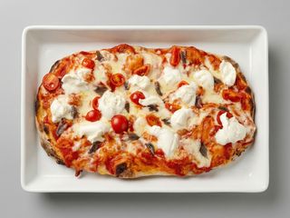 Pinsa bufala con alici e pachino