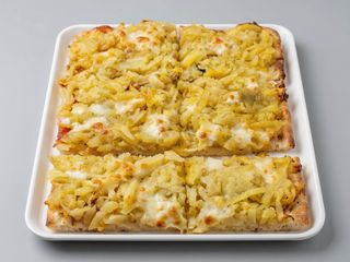 Pizza patate e mozzarella in mezza teglia
