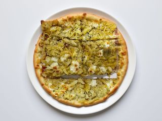 Pizza patate e mozzarella in teglia intera