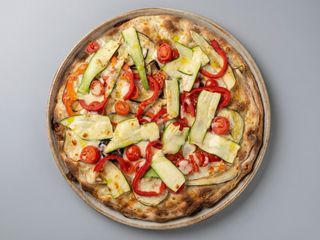 Pizza vegetariana in teglia intera