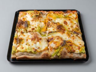 Pizza fiori e alici speciale in teglia intera