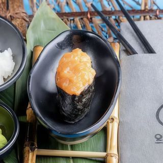 Gunkan spicy salmone