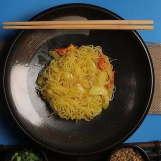 Spaghetti di soia piccanti con carne