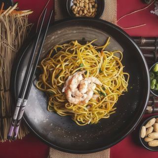Spaghetti con gamberi e verdure