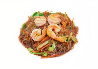 130. Spaghetti di soia con verdure gamberi