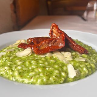 Risotto con Pesto di Rucola, Mandorle e Pomodorini Confit