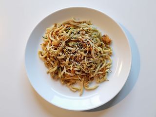 14. Udon saltati con gamberi e verdure