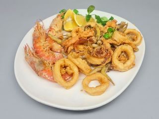 Frittura mista di calamari, gamberi e latterino