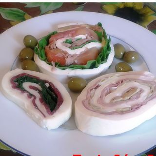 Rollè mozzarella, cotto ed insalata